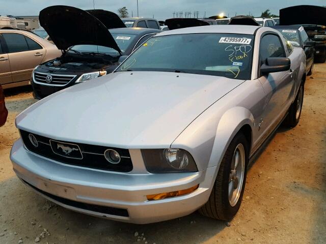 1ZVFT80NX65131070 - 2006 FORD MUSTANG SILVER photo 2