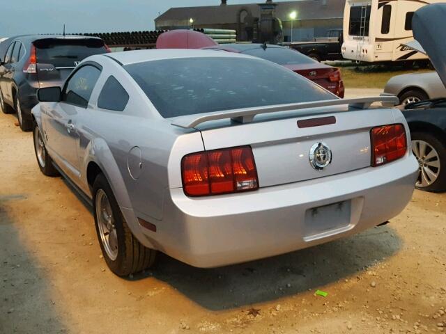 1ZVFT80NX65131070 - 2006 FORD MUSTANG SILVER photo 3