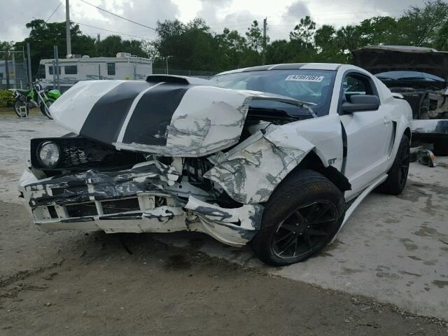 1ZVFT82H475262973 - 2007 FORD MUSTANG GT WHITE photo 2