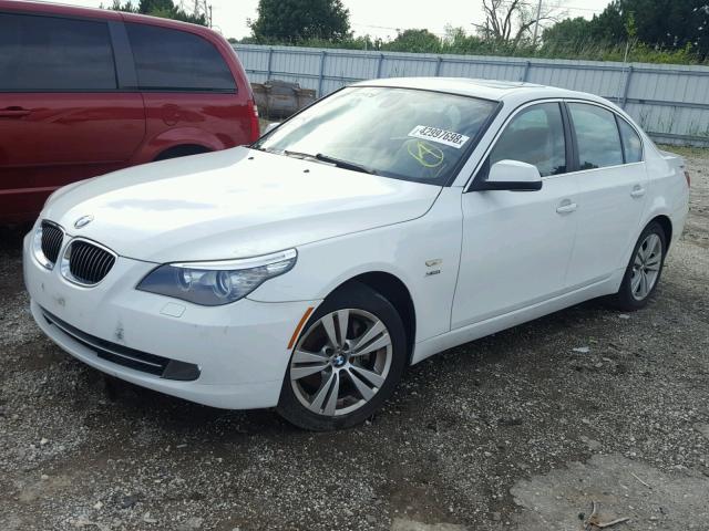 WBANV1C55AC443522 - 2010 BMW 528 XI WHITE photo 2