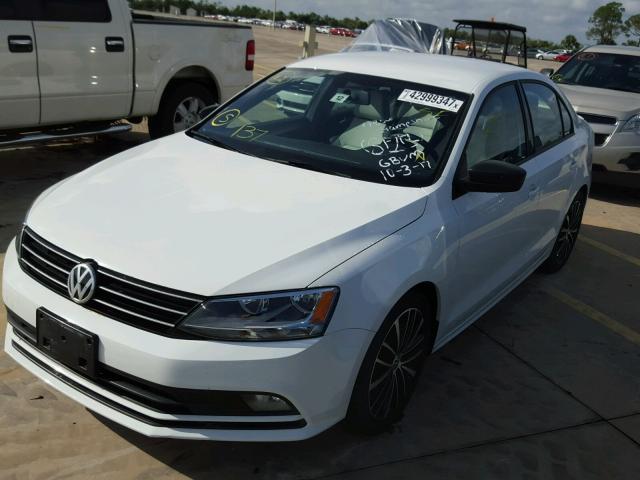 3VWD17AJ0GM343202 - 2016 VOLKSWAGEN JETTA SPOR WHITE photo 2