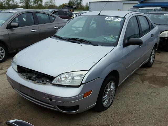 1FAFP34N85W289653 - 2005 FORD FOCUS ZX4 SILVER photo 2