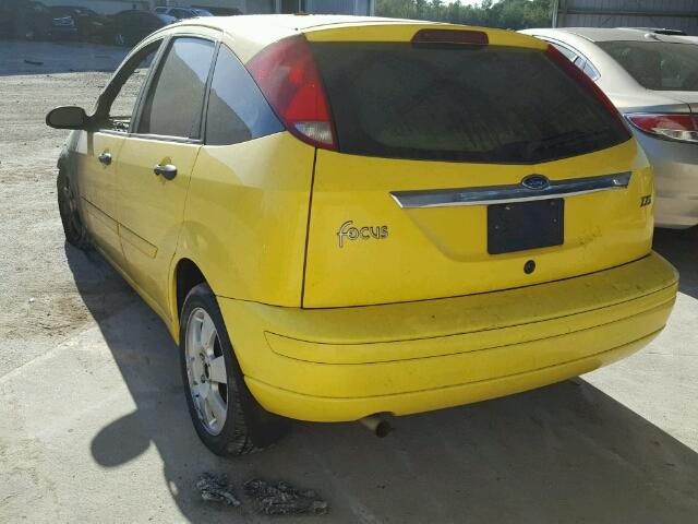 3FAFP37332R207336 - 2002 FORD FOCUS ZX5 YELLOW photo 3