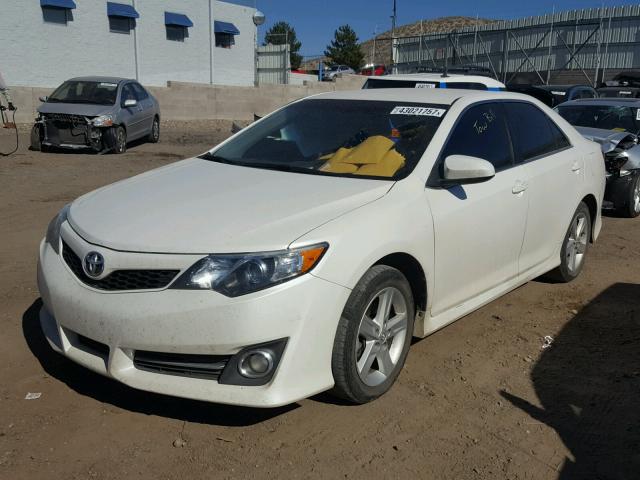 4T1BF1FK5EU869470 - 2014 TOYOTA CAMRY L WHITE photo 2