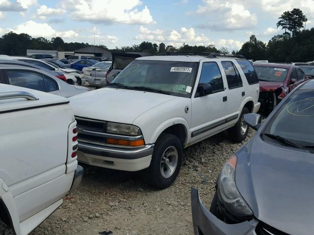 1GNCS13W712137527 - 2001 CHEVROLET BLAZER WHITE photo 2