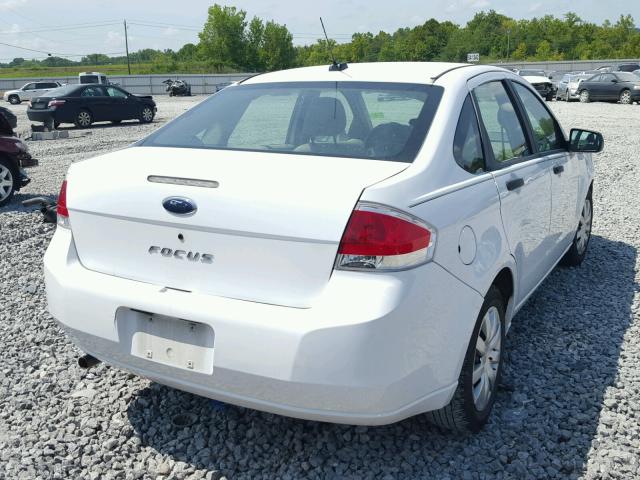 1FAHP34NX8W284614 - 2008 FORD FOCUS S/SE WHITE photo 4