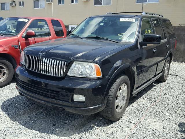 5LMFU285X5LJ00793 - 2005 LINCOLN NAVIGATOR BLACK photo 2