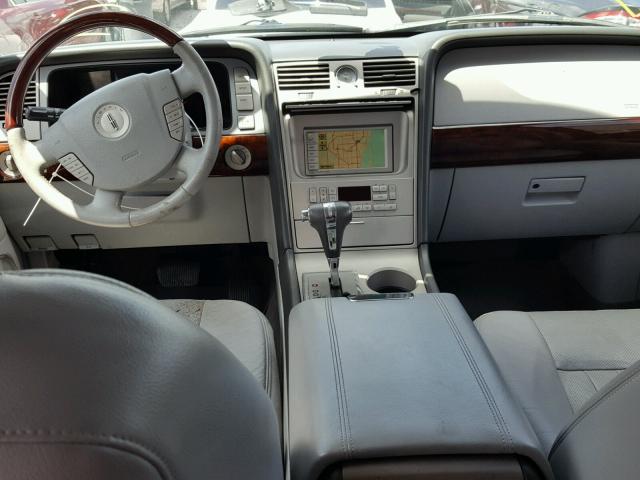 5LMFU285X5LJ00793 - 2005 LINCOLN NAVIGATOR BLACK photo 9