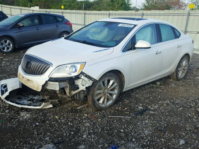 1G4PS5SK3D4255420 - 2013 BUICK VERANO WHITE photo 2