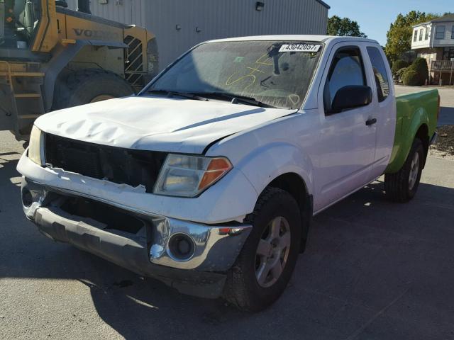 1N6AD06W35C403851 - 2005 NISSAN FRONTIER WHITE photo 2