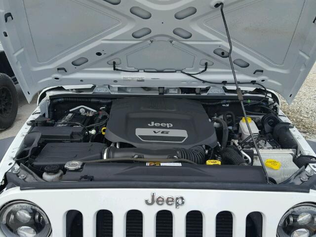 1C4BJWDG6FL555400 - 2015 JEEP WRANGLER U WHITE photo 7