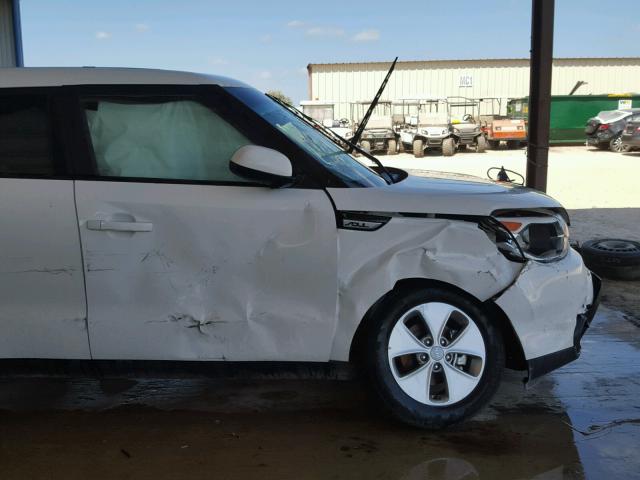 KNDJN2A24G7271047 - 2016 KIA SOUL WHITE photo 9