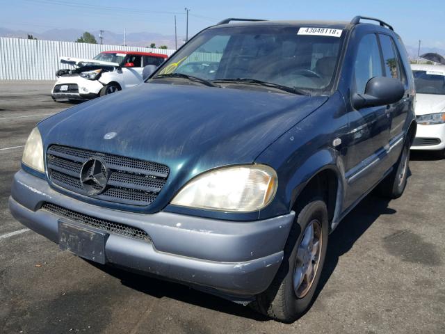 4JGAB54EXWA015699 - 1998 MERCEDES-BENZ ML 320 GREEN photo 2