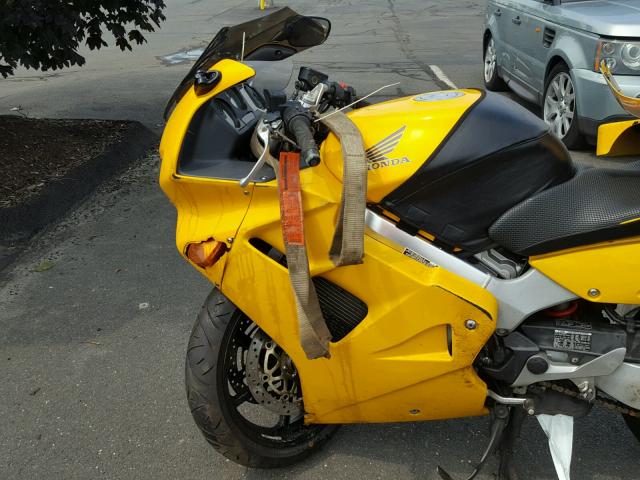 JH2RC4608YM200262 - 2000 HONDA VFR800 F1 YELLOW photo 5