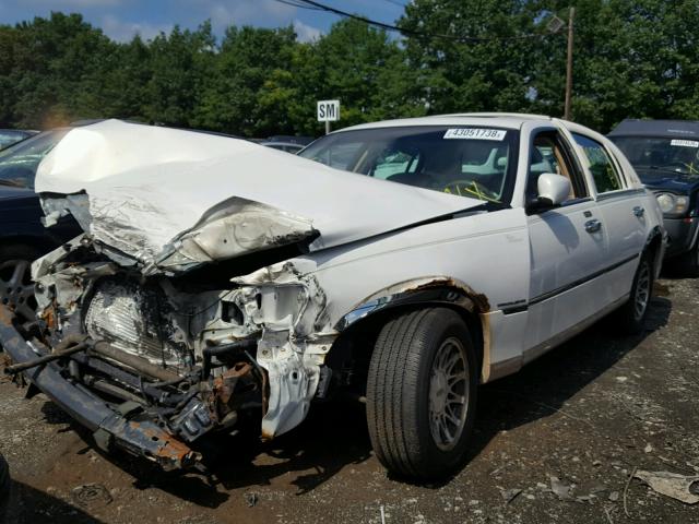 1LNHM82W2YY787646 - 2000 LINCOLN TOWN CAR S WHITE photo 2