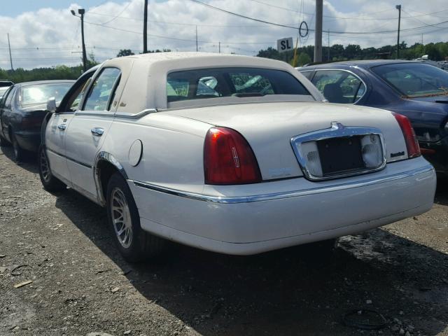 1LNHM82W2YY787646 - 2000 LINCOLN TOWN CAR S WHITE photo 3