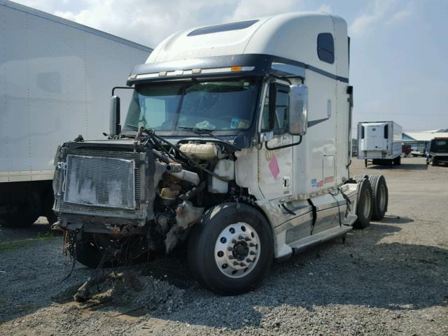 1FUJBBAV81LJ29648 - 2001 FREIGHTLINER CONVENTION WHITE photo 2