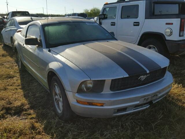 1ZVFT80N455245046 - 2005 FORD MUSTANG SILVER photo 1