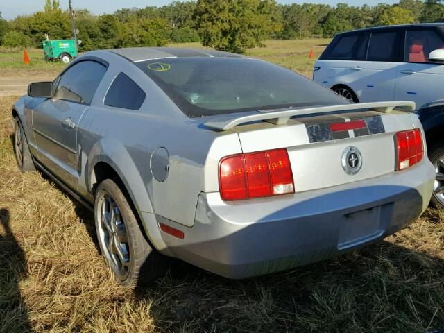 1ZVFT80N455245046 - 2005 FORD MUSTANG SILVER photo 3