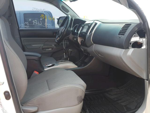 5TFLU4EN7DX074316 - 2013 TOYOTA TACOMA DOU თეთრი ფოტო 5