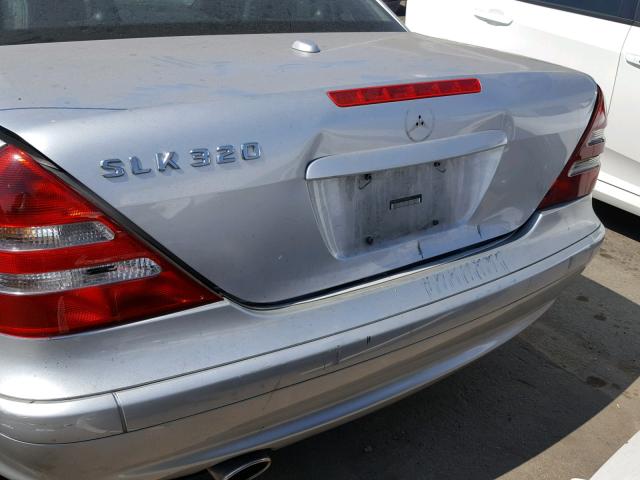 WDBKK65F21F204086 - 2001 MERCEDES-BENZ SLK 320 SILVER photo 9