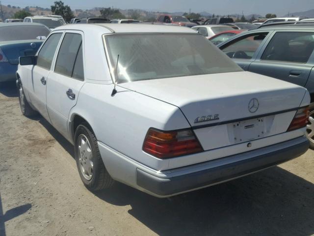 WDBEA34E0PC001375 - 1993 MERCEDES-BENZ 400 E WHITE photo 3