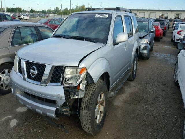 5N1AR18W25C718465 - 2005 NISSAN PATHFINDER SILVER photo 2