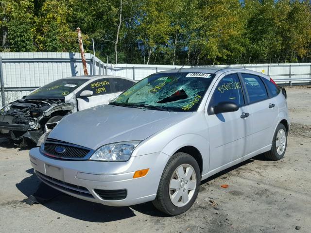 1FAHP37N47W304723 - 2007 FORD FOCUS ZX5 SILVER photo 2