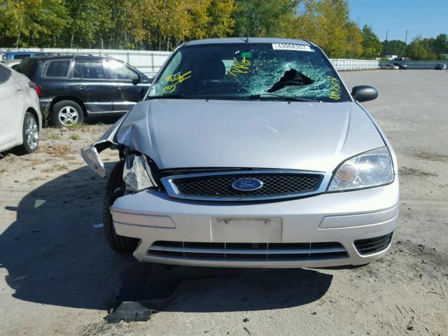 1FAHP37N47W304723 - 2007 FORD FOCUS ZX5 SILVER photo 9