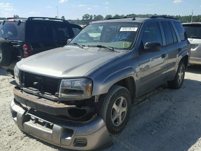 1GNDS13S552175622 - 2005 CHEVROLET TRAILBLAZE SILVER photo 2