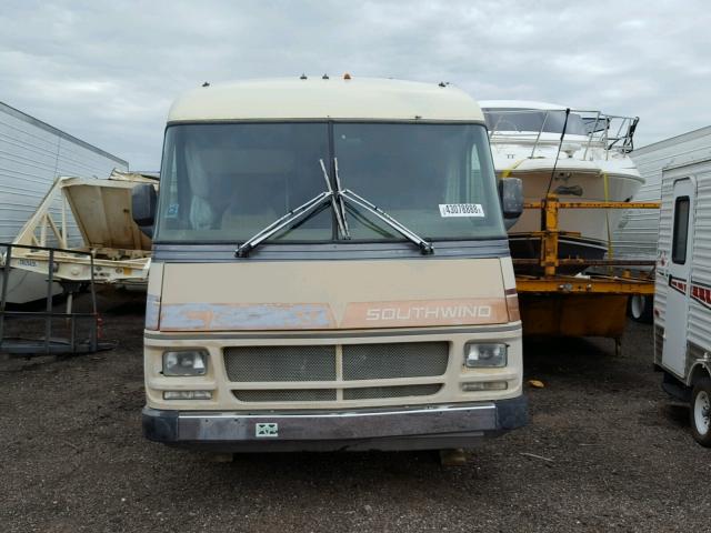 1GBKP37W0J3315501 - 1988 CHEVROLET P30 BEIGE photo 10