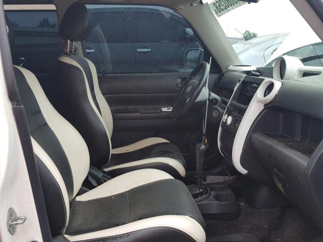 JTLKT324050208912 - 2005 TOYOTA SCION XB Ақ фото 5