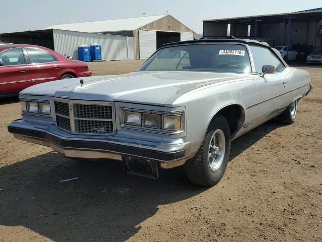 2R67S5P214642 - 1975 PONTIAC GRANDVILLE SILVER photo 2