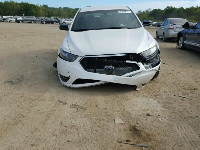 1FAHP2KT8GG114384 - 2016 FORD TAURUS SHO WHITE photo 9