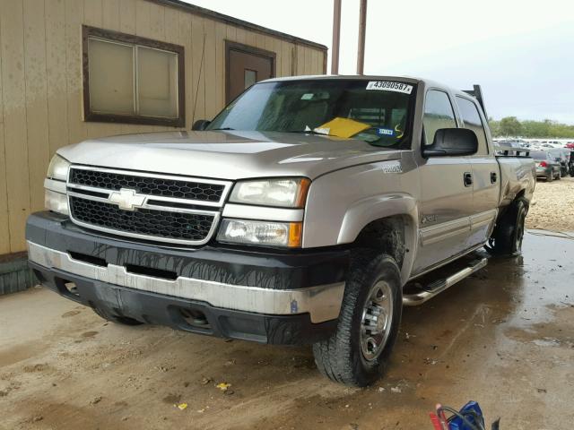 1GCHC23U17F118215 - 2007 CHEVROLET SILVERADO SILVER photo 2