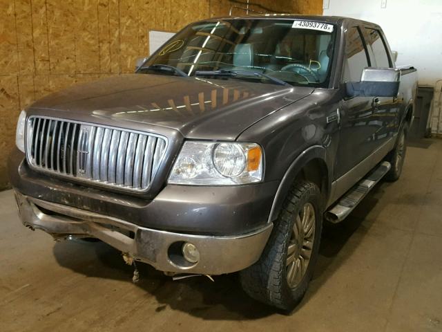 5LTPW18506FJ25344 - 2006 LINCOLN MARK LT GRAY photo 2