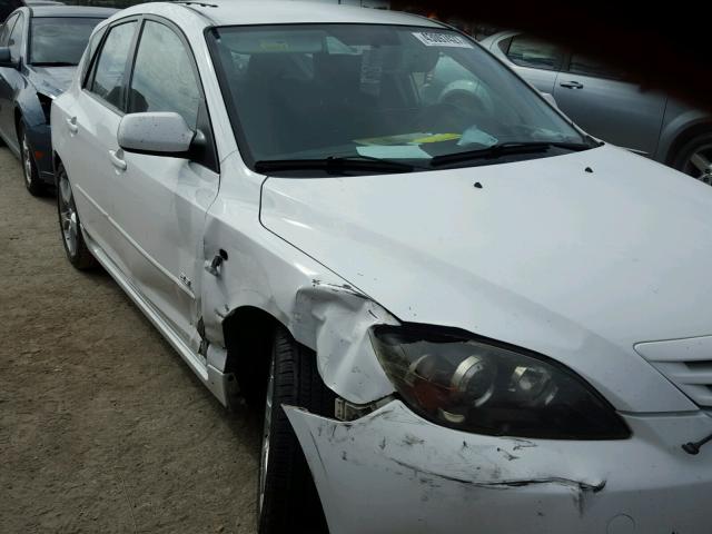 JM1BK143041180528 - 2004 MAZDA 3 HATCHBAC WHITE photo 1