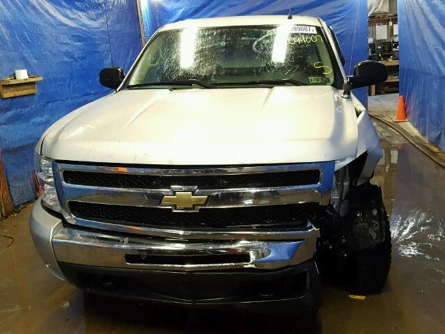 1GCPKSEA5AZ290142 - 2010 CHEVROLET SILVERADO SILVER photo 9