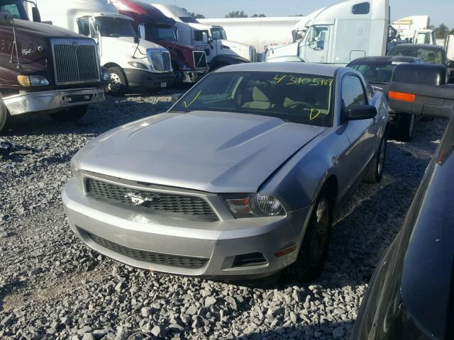 1ZVBP8AM7B5104816 - 2011 FORD MUSTANG SILVER photo 2