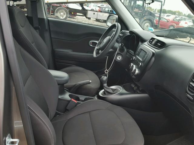 KNDJN2A28F7220777 - 2015 KIA SOUL GRAY photo 5