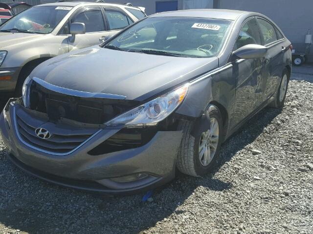 5NPEB4AC4DH568633 - 2013 HYUNDAI SONATA GRAY photo 2