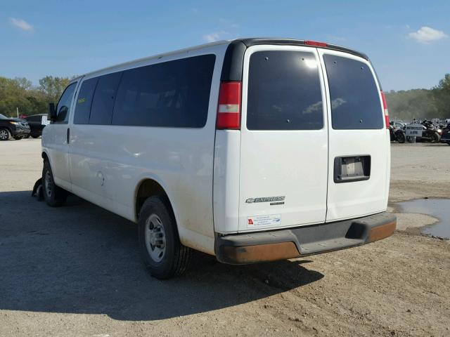 1GAHG39K281229282 - 2008 CHEVROLET EXPRESS G3 WHITE photo 3