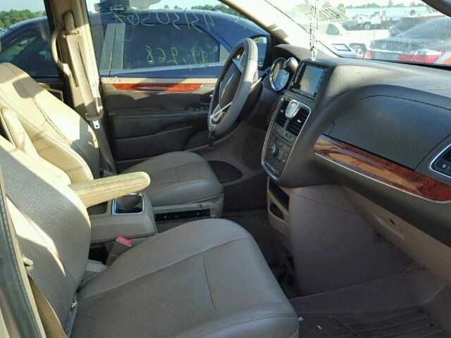 2C4RC1BG7CR305083 - 2012 CHRYSLER TOWN & COU BEIGE photo 5