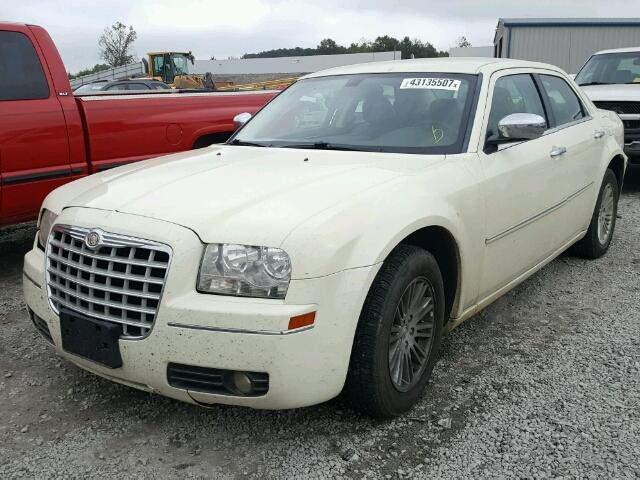 2C3CA5CV4AH325783 - 2010 CHRYSLER 300 TOURIN CREAM photo 2