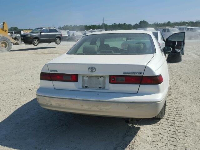 JT2BG28K1X0333123 - 1999 TOYOTA CAMRY LE WHITE photo 10