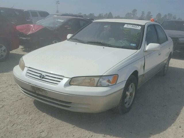 JT2BG28K1X0333123 - 1999 TOYOTA CAMRY LE WHITE photo 2