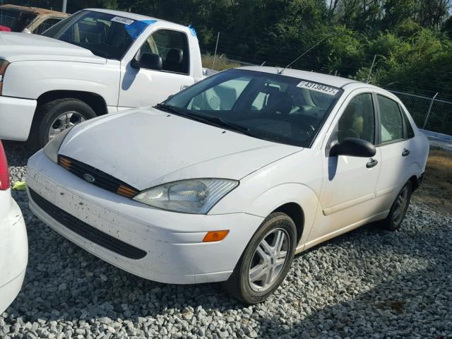 1FAFP34P0YW224835 - 2000 FORD FOCUS WHITE photo 2