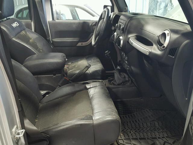 1C4BJWFG6CL191813 - 2012 JEEP WRANGLER U SILVER photo 5