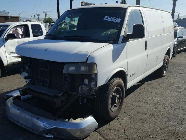 1GCHG35U451106173 - 2005 CHEVROLET EXPRESS G3 WHITE photo 2