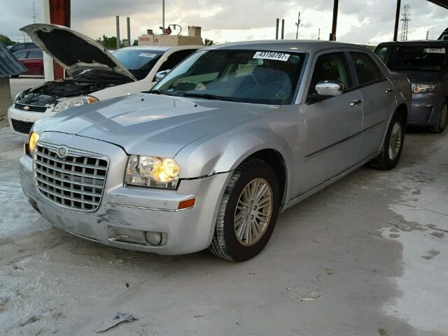 2C3CA5CV3AH284093 - 2010 CHRYSLER 300 TOURIN SILVER photo 2